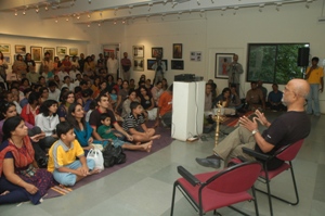 Prabhakar Kolte delivers his talk at Artfest 09, Indiaart Gallery